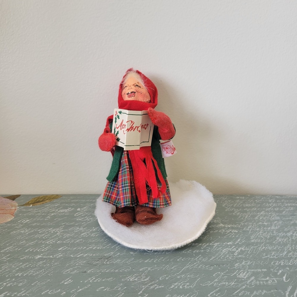 Vintage 1991 Annalee Caroler Singing Girl Merry Christmas Green Coat Plaid Red